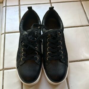 Stylish tennis shoes that tie with lace